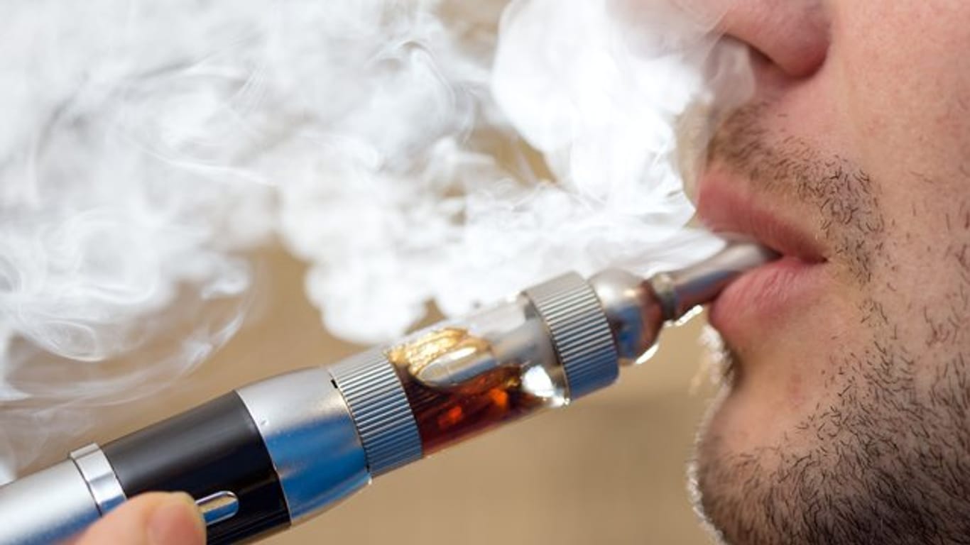 Nach Hunderten Notrufen wegen Vergiftung durch sogenannte Liquids von E-Zigaretten mahnen Experten eine kindersichere Aufbewahrung an.