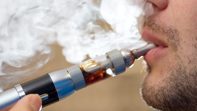Ein Mann raucht E-Zigarette: Das in der Flüssigkeit enthaltene Nikotin kann verschluckt schon in geringen Mengen tödlich wirken.