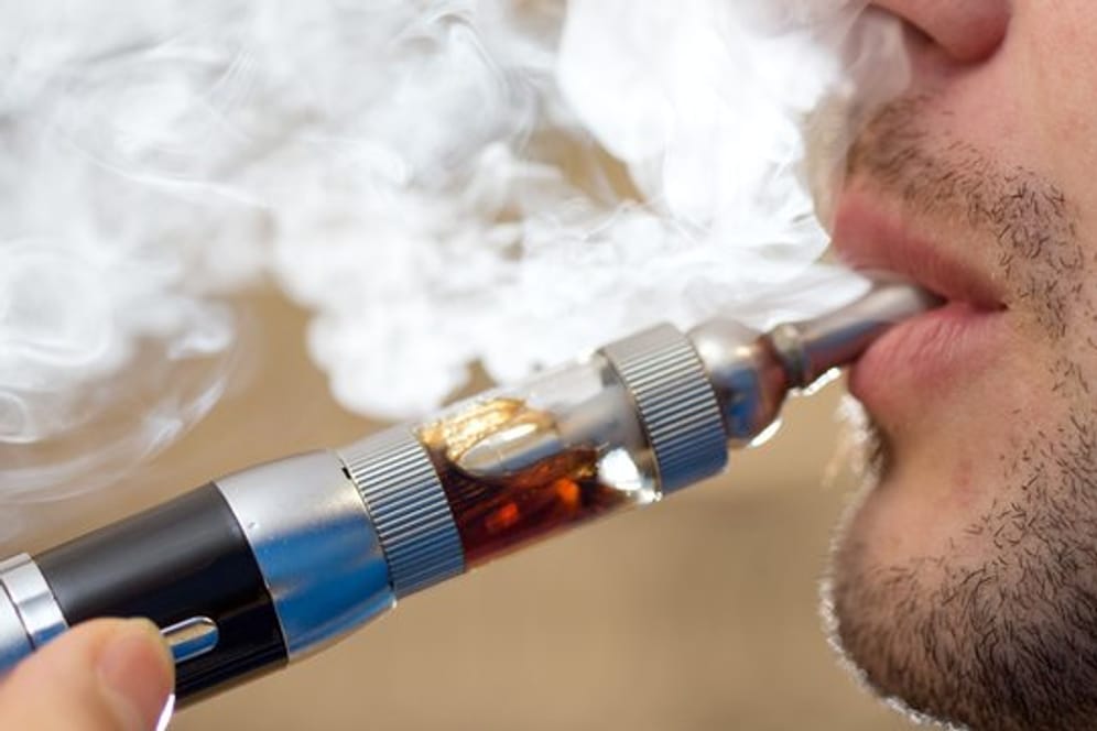 Ein Mann raucht E-Zigarette: Das in der Flüssigkeit enthaltene Nikotin kann verschluckt schon in geringen Mengen tödlich wirken.