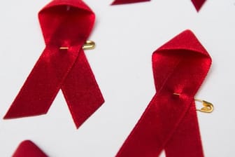 Schon seit langem gibt es unter Experten die Befürchtung, dass die "Impfung gegen Aids" dazu führt, dass die Nutzer seltener Kondome verwenden und bei ihnen die Gefahr der Infektion mit anderen sexuell übertragbaren Krankheiten steigt.