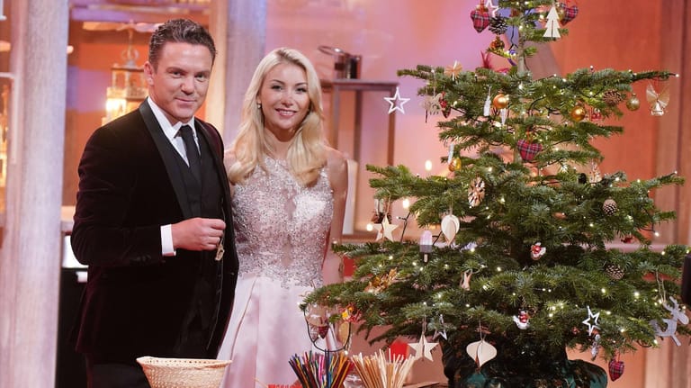 Stefan Mross und Anna Carina Woitschack: Die Moderatoren schmücken den Weihnachtsbaum zur "Großen Show der Weihnachtslieder", die am 21. Dezember ausgestrahlt wird.