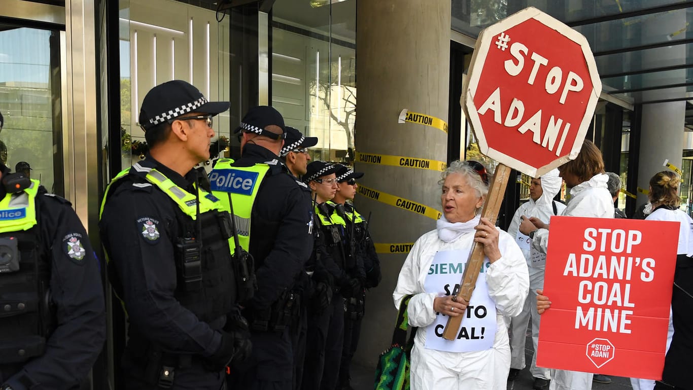 Protest gegen Kohlemine in Australien: Siemens prüft nach Demonstrationen ihre Lieferung.