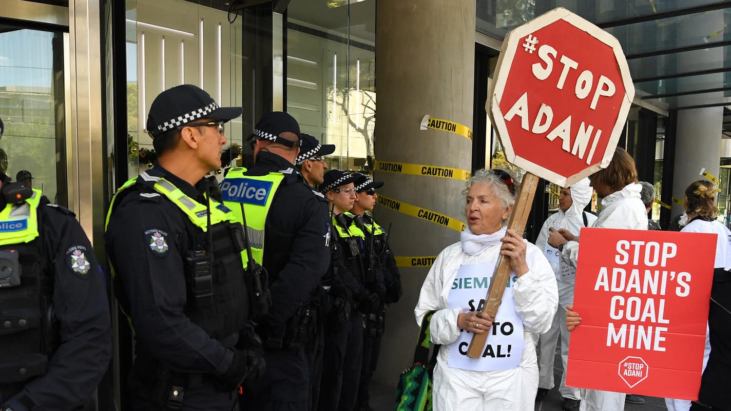 Protest gegen Kohlemine in Australien: Siemens prüft nach Demonstrationen ihre Lieferung. Protest gegen Kohlemine in Australien: Siemens prüft nach Demonstrationen ihre Lieferung.