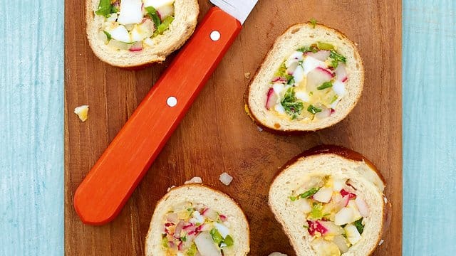 Mit Ei, Gurke, Paprika, Frischkäse oder Humus werden gefüllte Laugenstangen zum Energiespender auf der Piste. Mit Ei, Gurke, Paprika, Frischkäse oder Humus werden gefüllte Laugenstangen zum Energiespender auf der Piste.