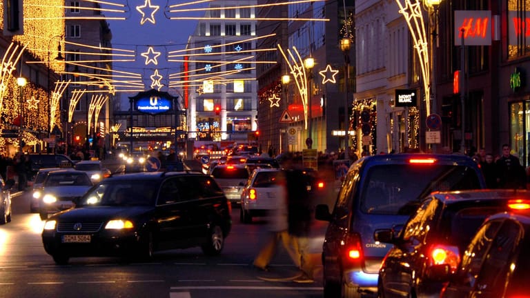 Stau auf der Friedrichstraße in Berlin: Last-Minute-Einkäufe für Weihnachten können in den Innenstädten zu Staus führen.