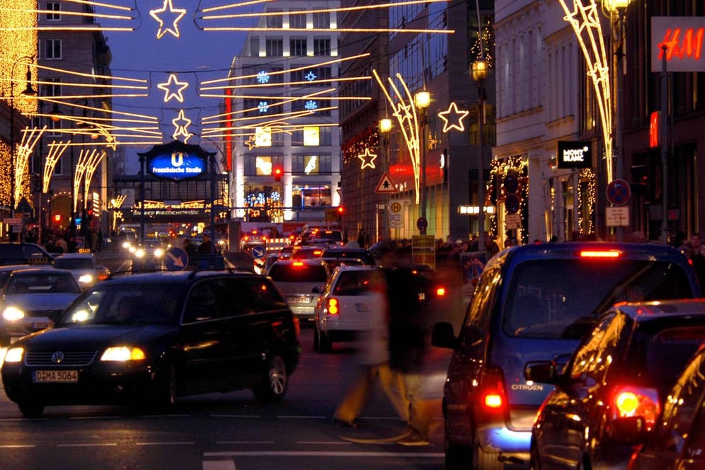 Stau auf der Friedrichstraße in Berlin: Last-Minute-Einkäufe für Weihnachten können in den Innenstädten zu Staus führen.