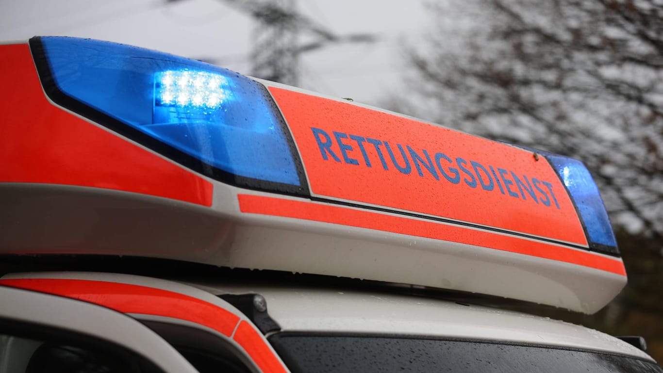 Blaulicht an einem Rettungswagen: In Hamburg-Wilhelmsburg hat es einen Unfall gegeben.