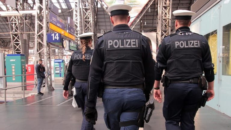 Bundespolizisten im Bahnhof: Ein Mann war von den Vorwürfen gegen seinen Bruder überrascht. (Symbolbild)