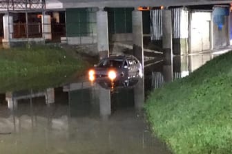 Geflutetes Auto in Enkirch: Der Fahrer wartete auf dem Dach, bis die Feuerwehr eintraf.