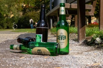 Bierflaschen auf einem Weg: In Dortmund hat ein bislang Unbekannter mit einer Bierflasche auf einen 22-Jährigen eingeschlagen.
