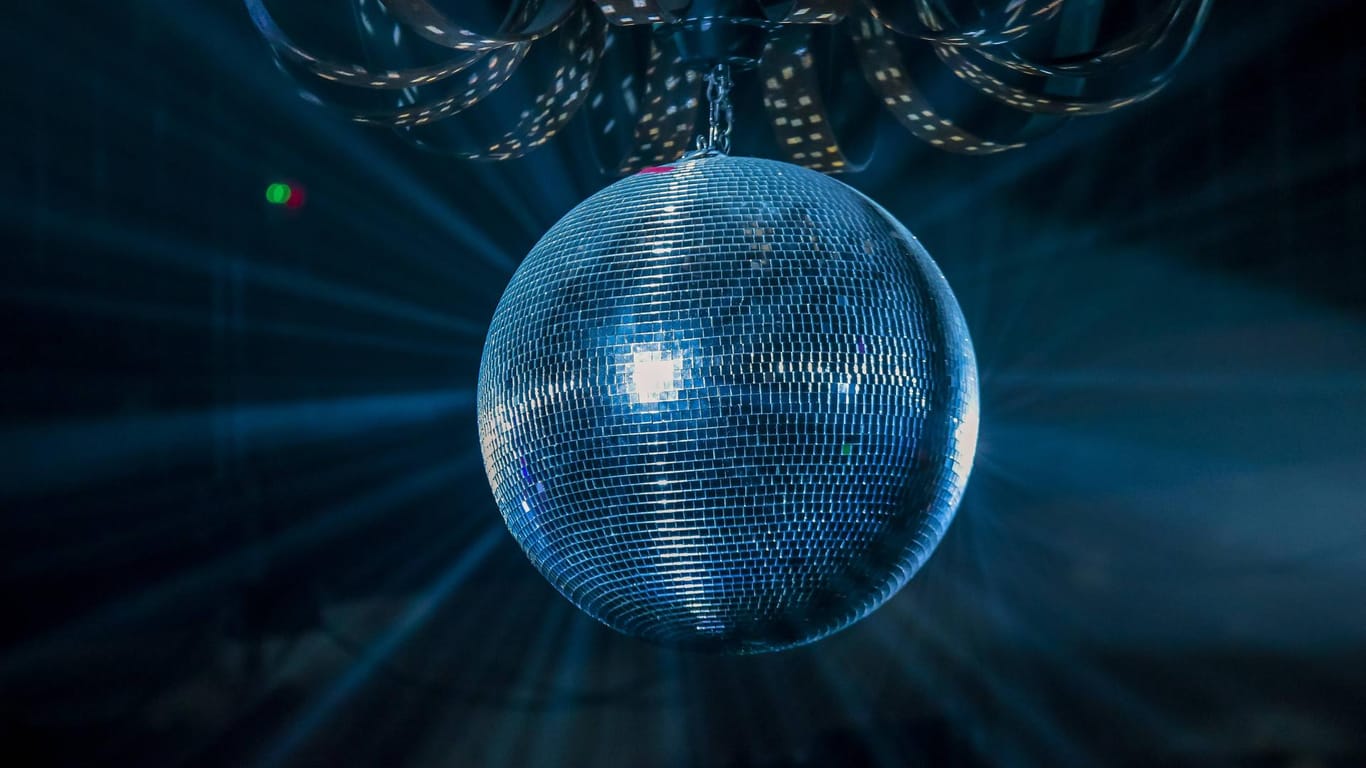 Eine Diskokugel reflektiert Licht: In Bielefeld macht die Diskothek Stadtpalais Mitte Januar zu.