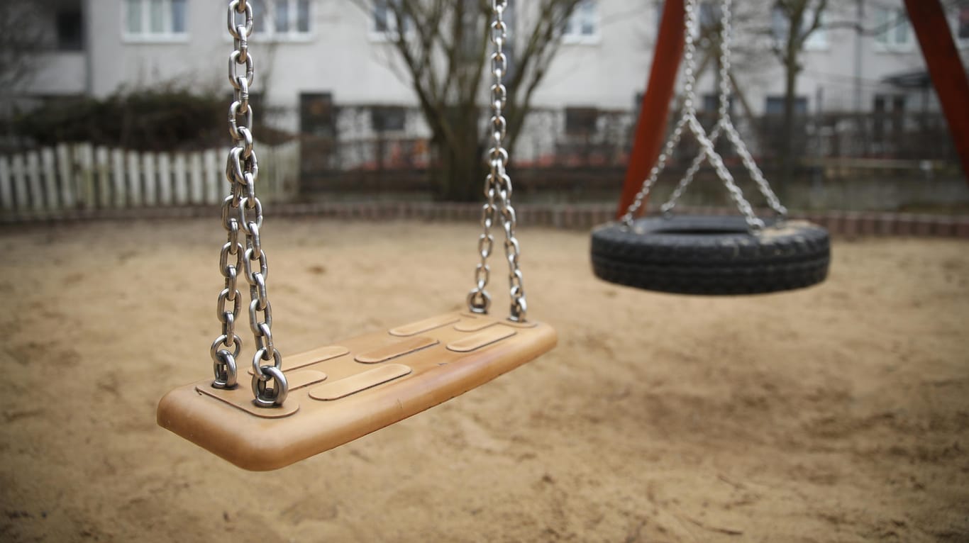Schaukeln auf dem Spielplatz: Die Stadt Gelsenkirchen warnt derzeit Eltern vor Betrügern. (Symbolbild)
