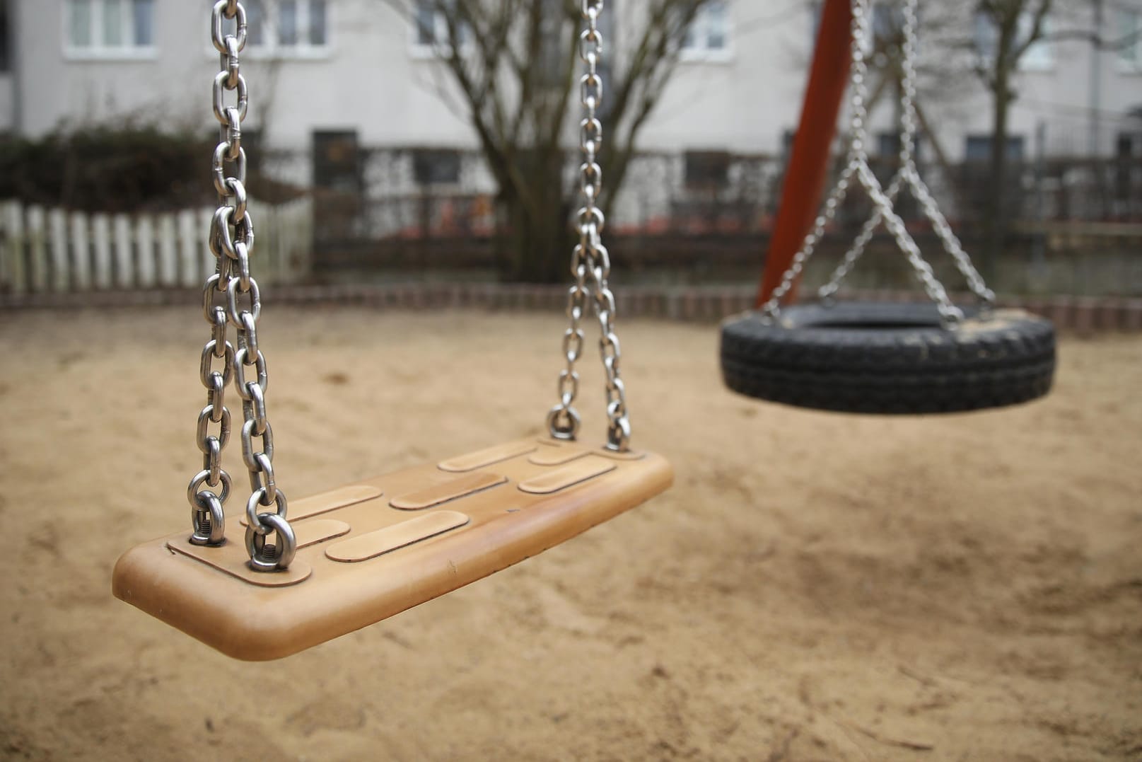 Schaukeln auf dem Spielplatz: Die Stadt Gelsenkirchen warnt derzeit Eltern vor Betrügern. (Symbolbild)