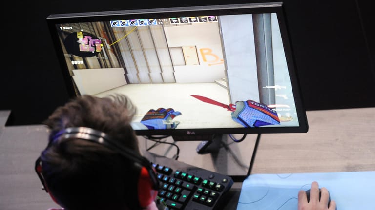Ein Jugendlicher spielt Counterstrike am PC: Im nächsten Jahr könnten Gaming-Monitore deutlich günstiger werden, sagen Experten voraus.