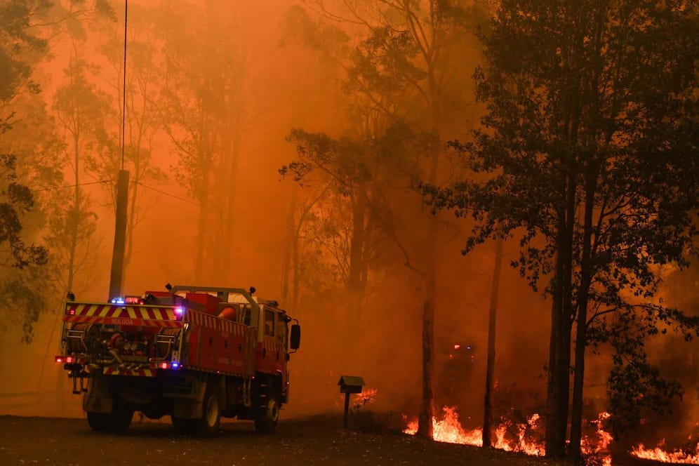 Ein Löschfahrzeug bei einem Waldbrand in der Nähe von Sydney: 2.000 Feuerwehrleute kämpfen derzeit gegen mehr als 100 Brände im Land.