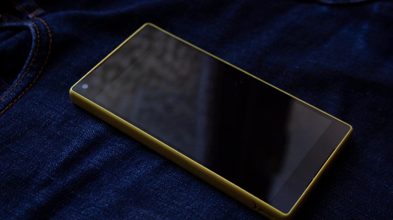 Ein ausgeschaltetes Smartphone: Bei Geräten mit OLED-Bildschirm kann ein Dark Mode Energie sparen.