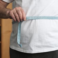 Ein Mann misst seinen Bauchumfang: Fettzellen können dafür sorgen, dass schädliche Hormone und Botenstoffe im Körper freigesetzt werden.