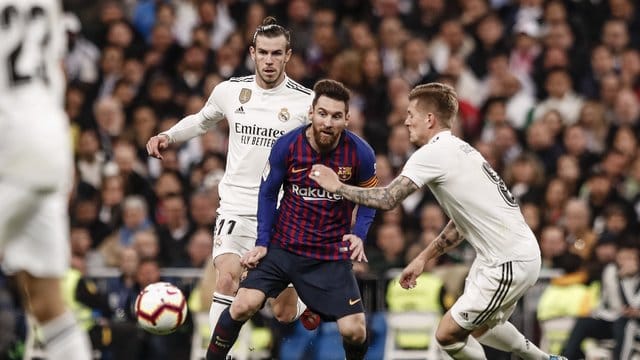 Könnten sich vor dem Clásico schon im Hotel treffen: Barcas Lionel Messi (M) und Real-Profi Toni Kroos (r). Könnten sich vor dem Clásico schon im Hotel treffen: Barcas Lionel Messi (M) und Real-Profi Toni Kroos (r).