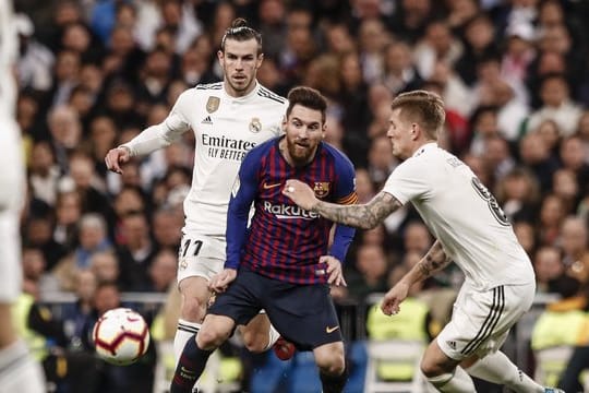 Könnten sich vor dem Clásico schon im Hotel treffen: Barcas Lionel Messi (M) und Real-Profi Toni Kroos (r).