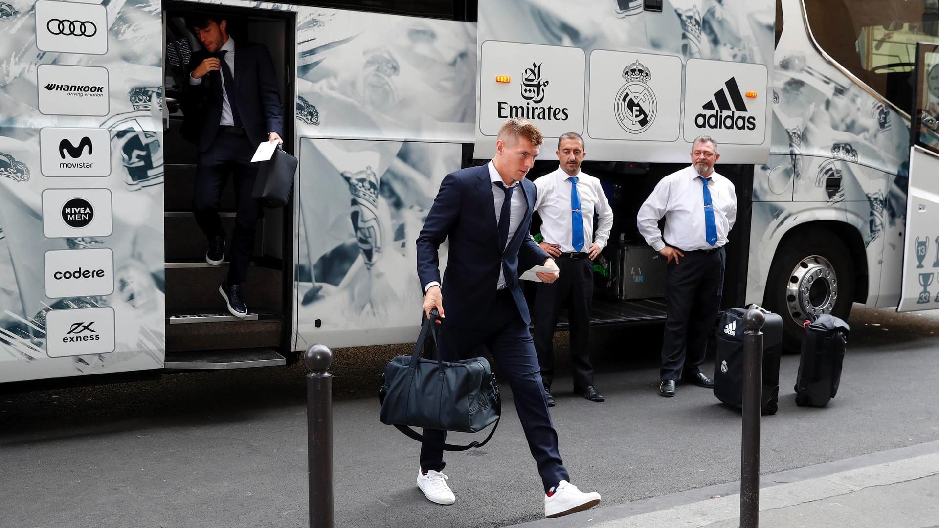 Wird am Tag des "Clasicos" mit seiner Mannschaft das selbe Hotel beziehen wie die Spieler des FC Barcelona: Real-Star Toni Kroos. Wird am Tag des "Clasicos" mit seiner Mannschaft das selbe Hotel beziehen wie die Spieler des FC Barcelona: Real-Star Toni Kroos.