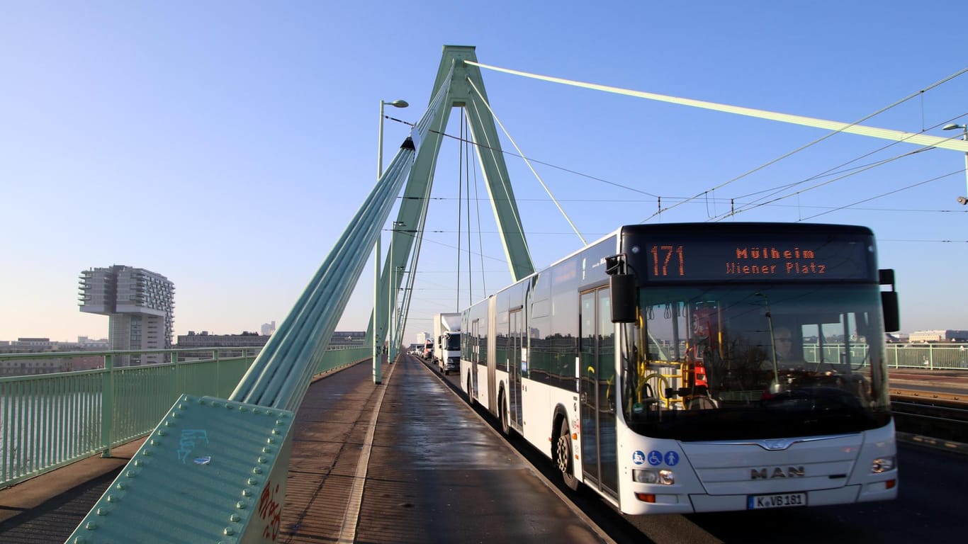 Ein Bus der neuen Expresslinie 171: Die neuen Verbindungen fahren nun von Mülheim, Widdersdorf und Weiden zum Hauptbahnhof.