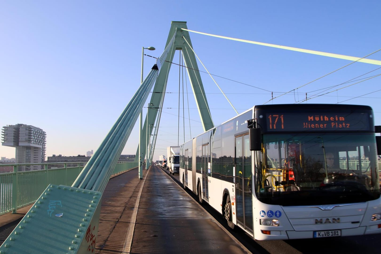 Ein Bus der neuen Expresslinie 171: Die neuen Verbindungen fahren nun von Mülheim, Widdersdorf und Weiden zum Hauptbahnhof.