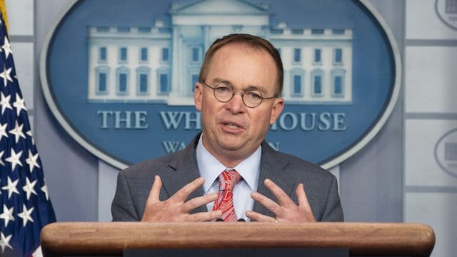 Mick Mulvaney, Stabschef des Weißen Hauses, hatte im Oktober bestätigt, dass Druck auf die Ukraine ausgeübt werden sollte, wiederrief das aber wenige Stunden später. Mick Mulvaney, Stabschef des Weißen Hauses, hatte im Oktober bestätigt, dass Druck auf die Ukraine ausgeübt werden sollte, wiederrief das aber wenige Stunden später.