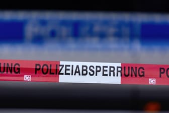 Eine Polizeiabsperrung am Tatort (Symbolbild): Die Staatsanwaltschaft ermittelt wegen eines versuchten Tötungsdeliktes.