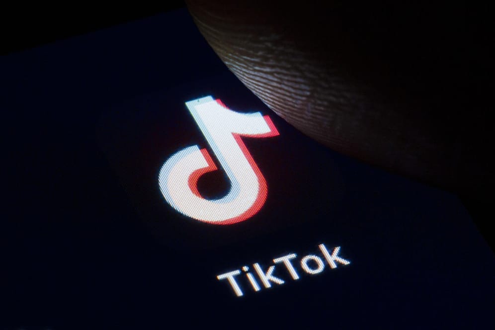 Das Logo von TikTok auf einem Smartphone: Für junge Nutzer können die Darstellungen wie TikTok oder Instagram ein falsches Bild vorgaukeln.