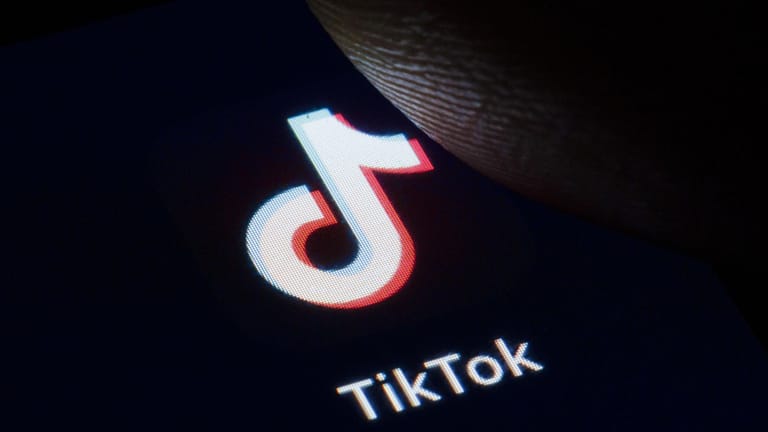 Das Logo von TikTok auf einem Smartphone: Für junge Nutzer können die Darstellungen wie TikTok oder Instagram ein falsches Bild vorgaukeln.