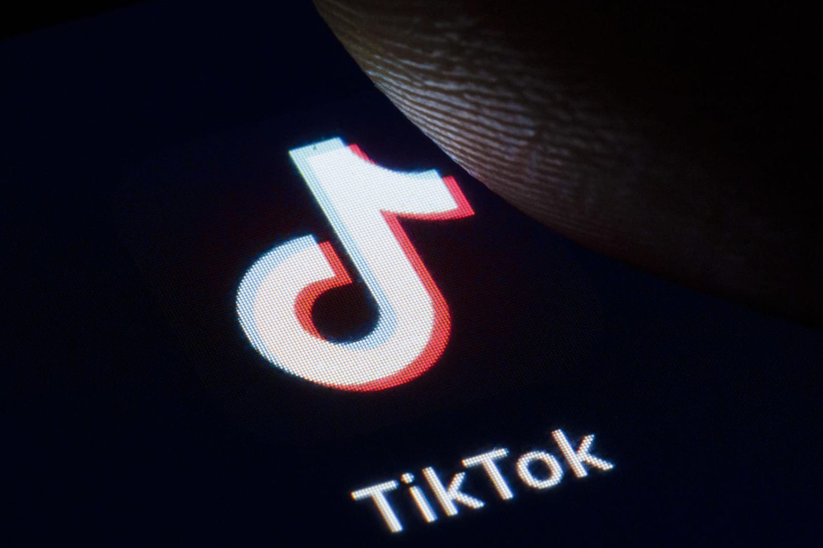 Das Logo von TikTok auf einem Smartphone: Für junge Nutzer können die Darstellungen wie TikTok oder Instagram ein falsches Bild vorgaukeln.