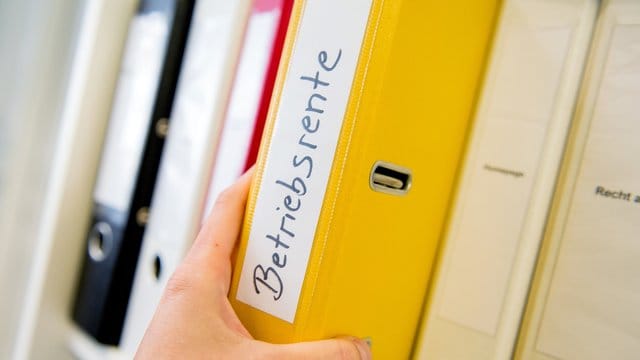 Viele Betriebsrentner sollen ab Januar 2020 etwas mehr von der betrieblichen Altersvorsorge haben. Viele Betriebsrentner sollen ab Januar 2020 etwas mehr von der betrieblichen Altersvorsorge haben.