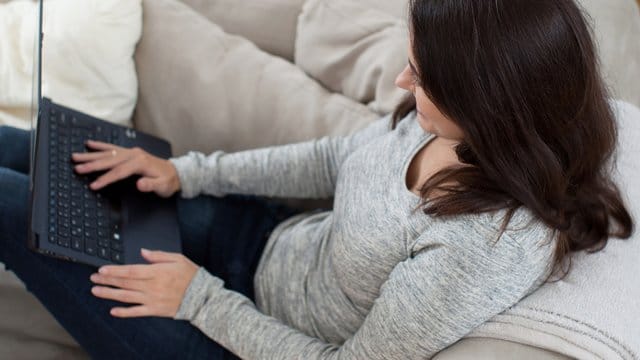 Vom Sofa aus bequem vergleichen und beim besten Angebot zuschlagen: Das versprechen viele Portale. Vom Sofa aus bequem vergleichen und beim besten Angebot zuschlagen: Das versprechen viele Portale.