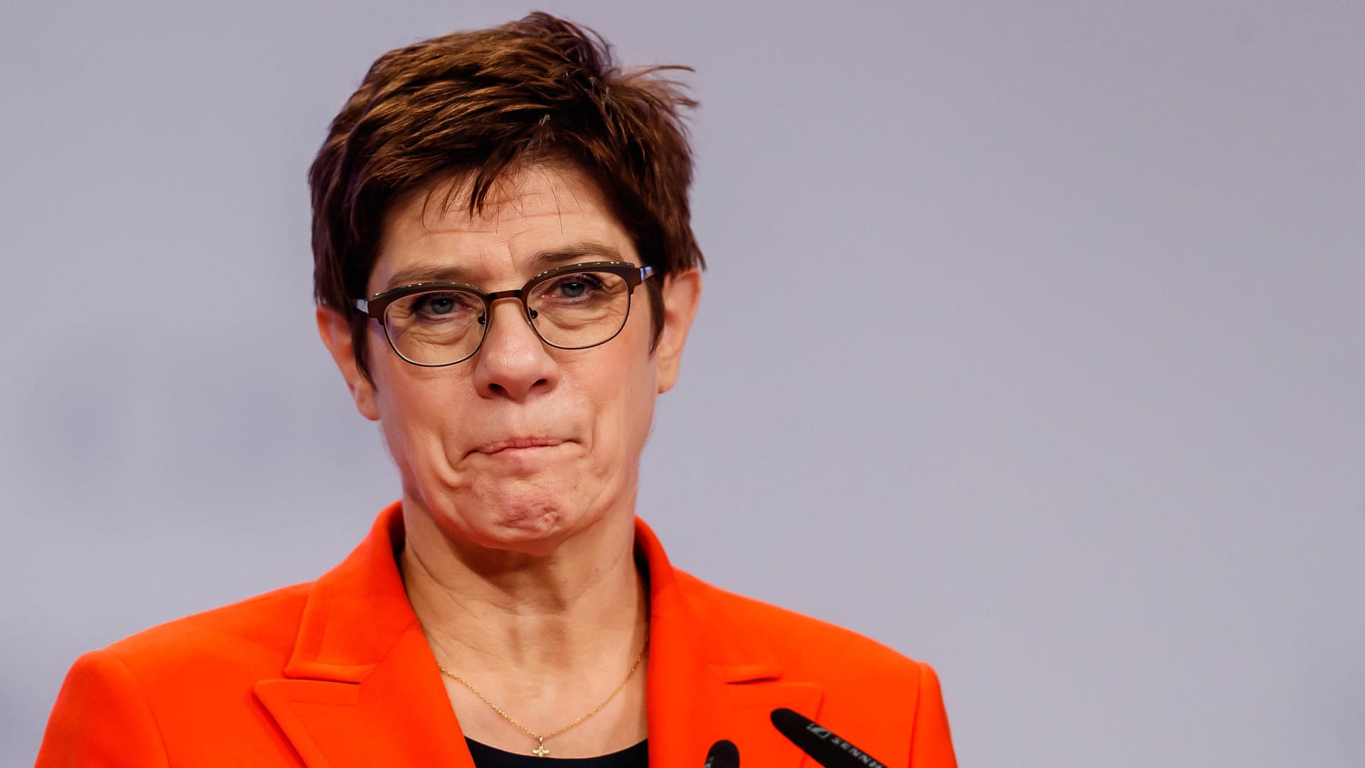 Annegret Kramp-Karrenbauer: "Deshalb sind Alle in der CDU in der Pflicht sicherzustellen, dass totalitäres Denken in unseren Reihen ausgeschlossen ist", ließ die Partei in ihrem Schreiben an alle Landesverbände verlauten.