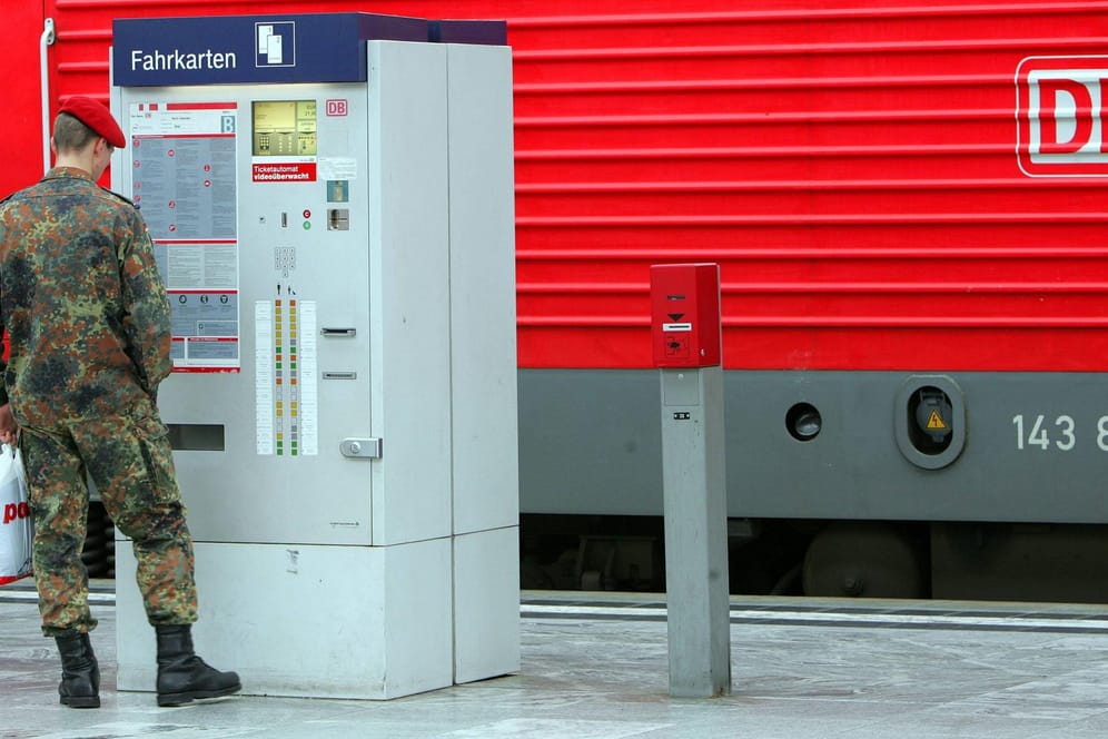 Soldat steht an einem Fahrkartenautomat (Archivfoto): Auch in Regionalbahnen soll die Bundeswehr bald gratis fahren dürfen.