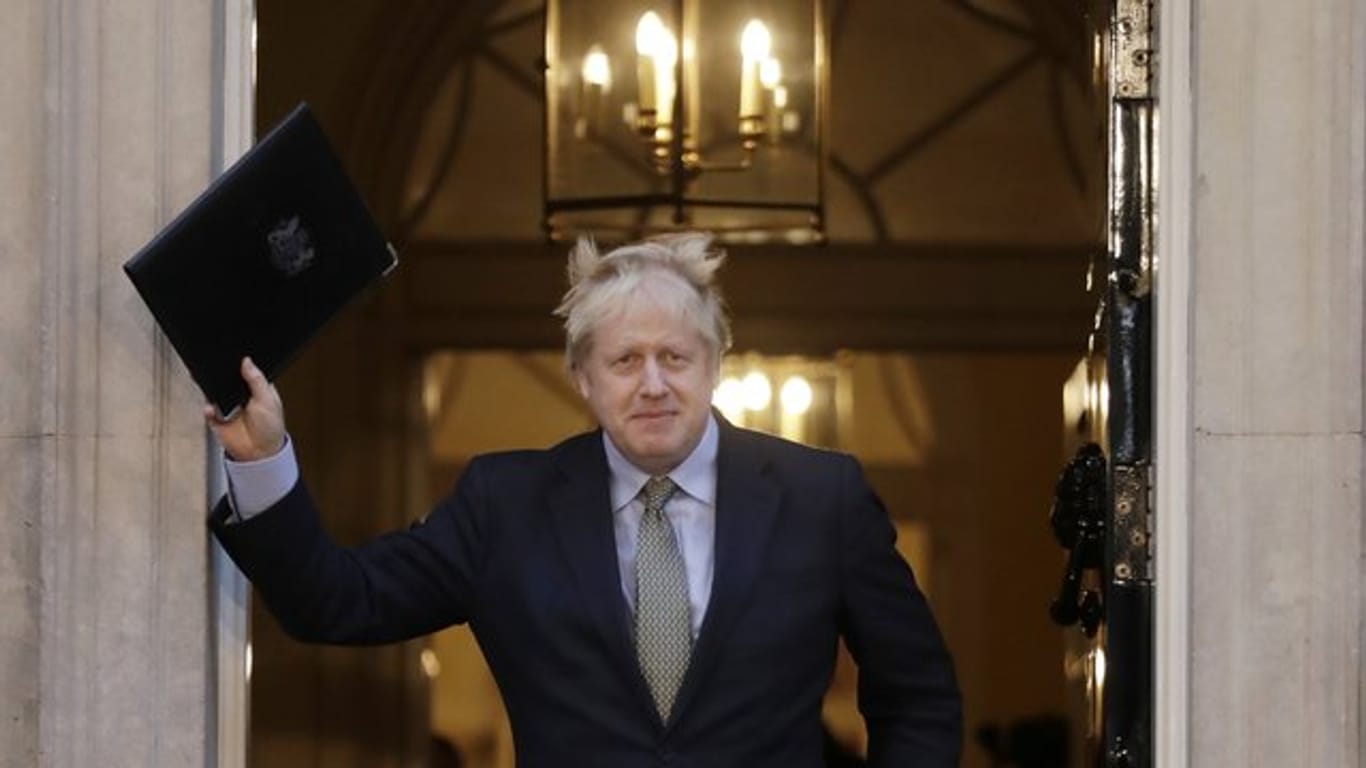 Premier Boris Johnson vor der Tür von 10 Downing Street.