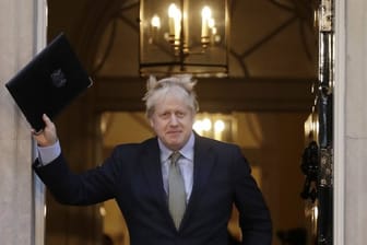 Premier Boris Johnson vor der Tür von 10 Downing Street.