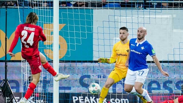 Borna Sosa (l) ließ 98-Keeper Marcel Schuhen keine Chance und rettete dem VfB Stuttgart einen Punkt in Darmstadt. Borna Sosa (l) ließ 98-Keeper Marcel Schuhen keine Chance und rettete dem VfB Stuttgart einen Punkt in Darmstadt.