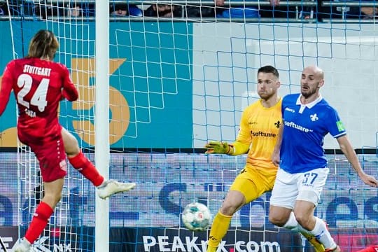 Borna Sosa (l) ließ 98-Keeper Marcel Schuhen keine Chance und rettete dem VfB Stuttgart einen Punkt in Darmstadt.