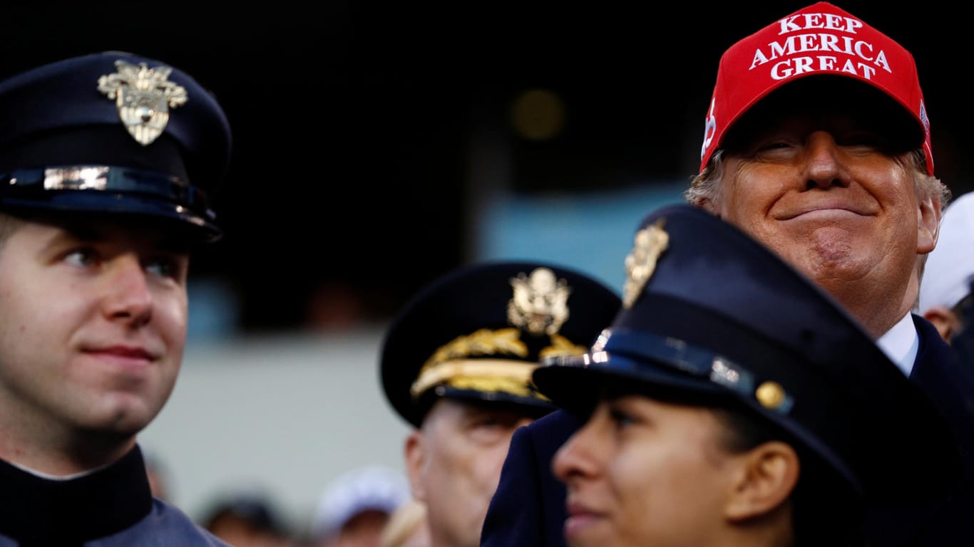 US-Präsident Donald Trump besucht das Football-Match: Das rassistische Zeichen wird auch von seinen Anhängern verwendet.