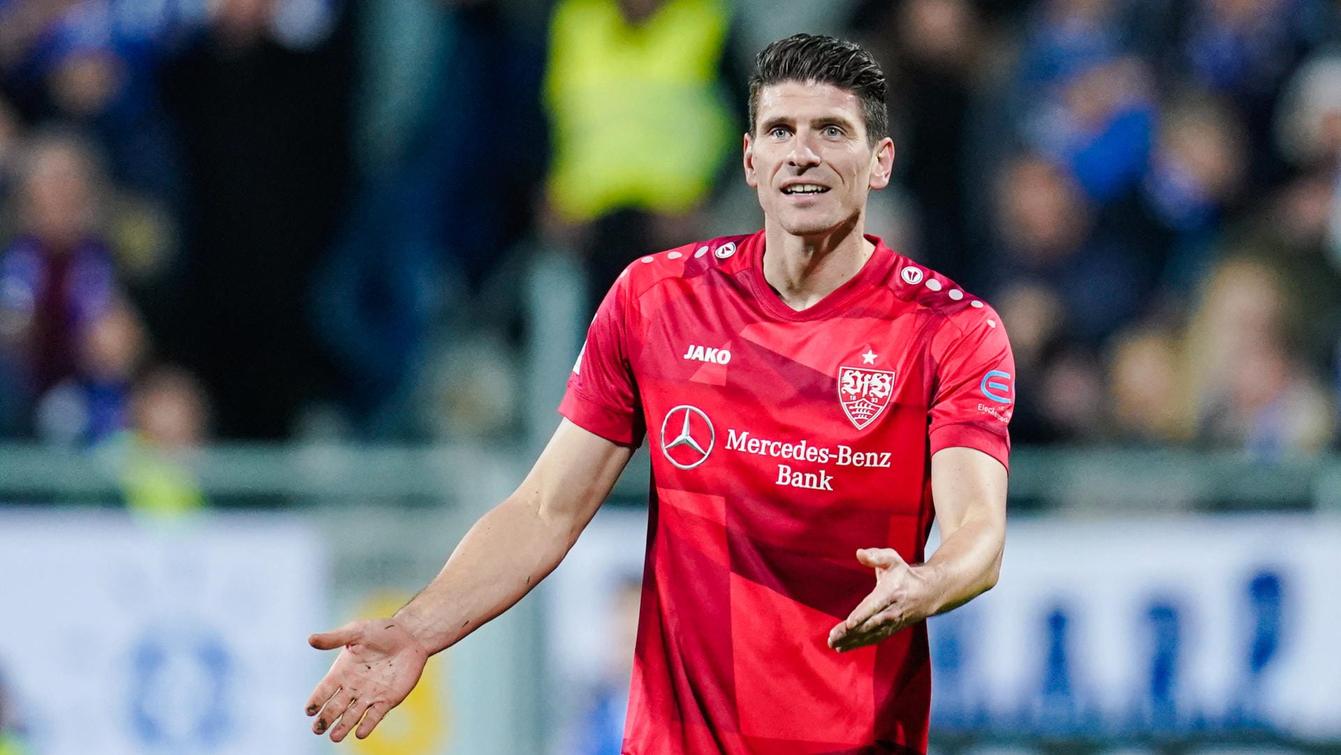Darmstadt 98 – VfB Stuttgart: Mario Gomez gestikuliert nach einer Abseitsentscheidung. Darmstadt 98 – VfB Stuttgart: Mario Gomez gestikuliert nach einer Abseitsentscheidung.