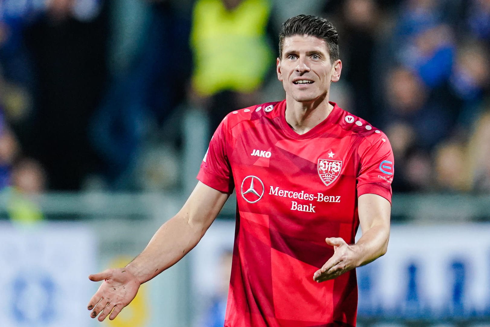 Darmstadt 98 – VfB Stuttgart: Mario Gomez gestikuliert nach einer Abseitsentscheidung.