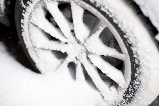 In unterschiedlichen EU-Staaten gelten unterschiedliche Vorgaben, was die Bereifung von Autos angeht.