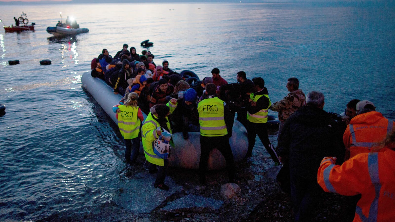 Flüchtlinge aus der Türkei kommen auf Lesbos an: Mehr als 40.000 Menschen leben inzwischen in den überfüllten Lagern auf den griechischen Inseln. Flüchtlinge aus der Türkei kommen auf Lesbos an: Mehr als 40.000 Menschen leben inzwischen in den überfüllten Lagern auf den griechischen Inseln.