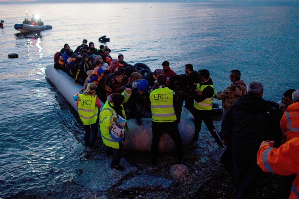 Flüchtlinge aus der Türkei kommen auf Lesbos an: Mehr als 40.000 Menschen leben inzwischen in den überfüllten Lagern auf den griechischen Inseln.