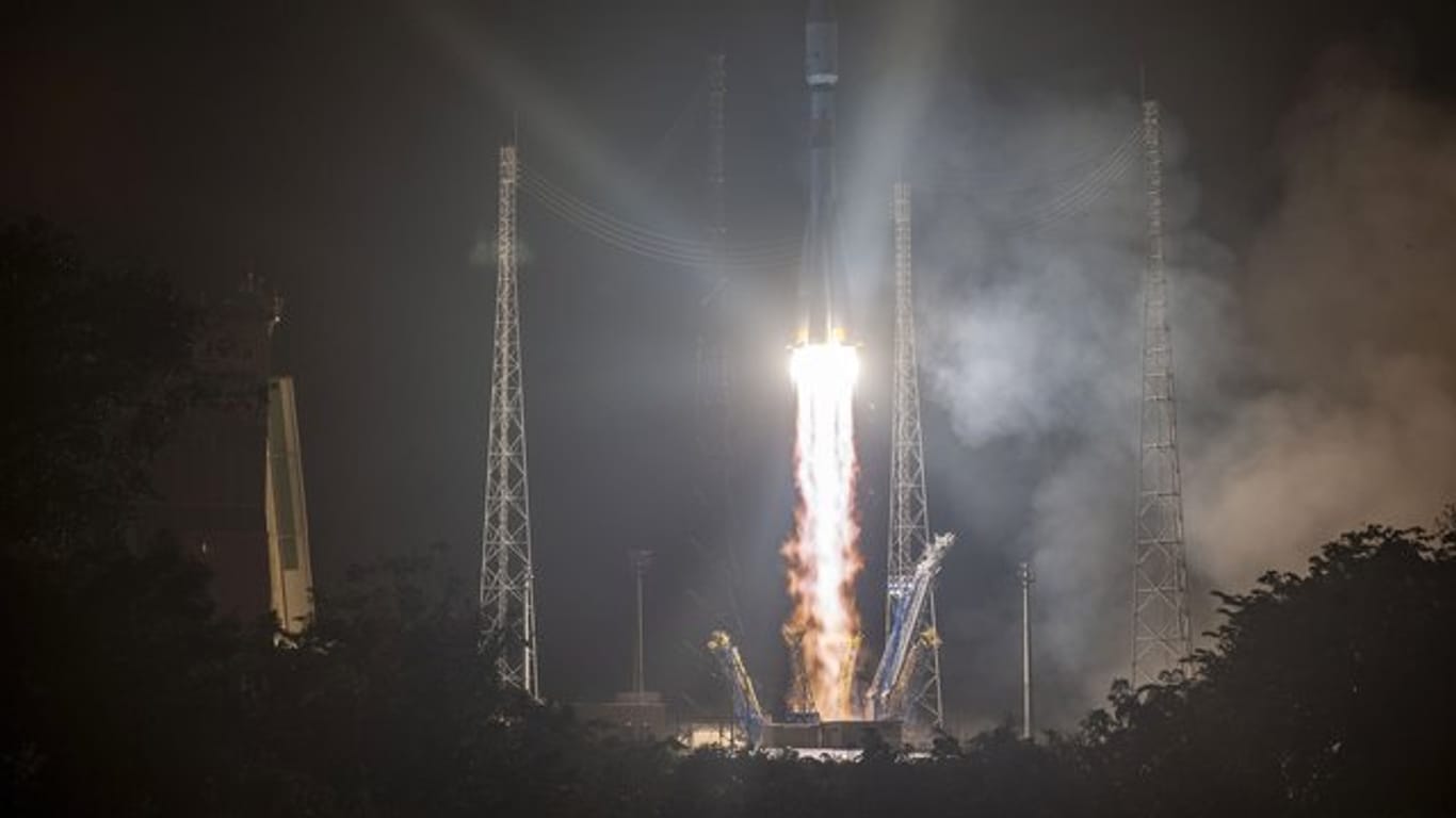 Die Sojus-Rakete mit dem Weltraumteleskop "Cheops" an Bord startet vom Weltraumbahnhof Kourou ins All.