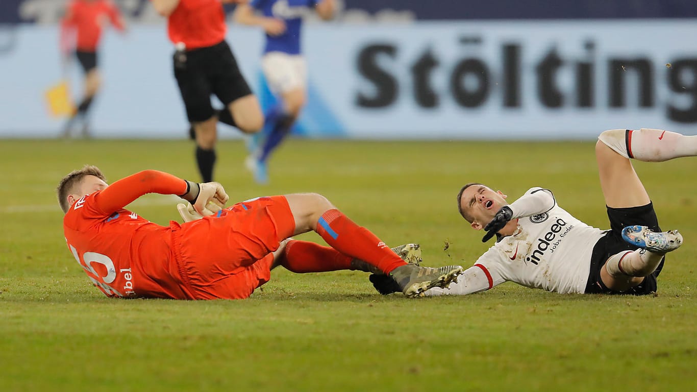 Torwart Alexander Nübel von Schalke 04 und Mijat Gacinovic von Eintracht Frankfurt: Letztere wurde am Samstag von dem Keeper gefoult.