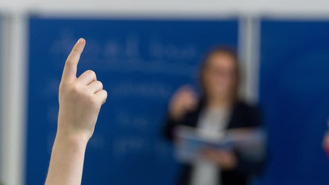 In den Schullaufbahnen vieler Kinder und Jugendlicher kommt der richtige Umgang mit den Finanzen nicht vor - teils mit fatalen Folgen. In den Schullaufbahnen vieler Kinder und Jugendlicher kommt der richtige Umgang mit den Finanzen nicht vor - teils mit fatalen Folgen.