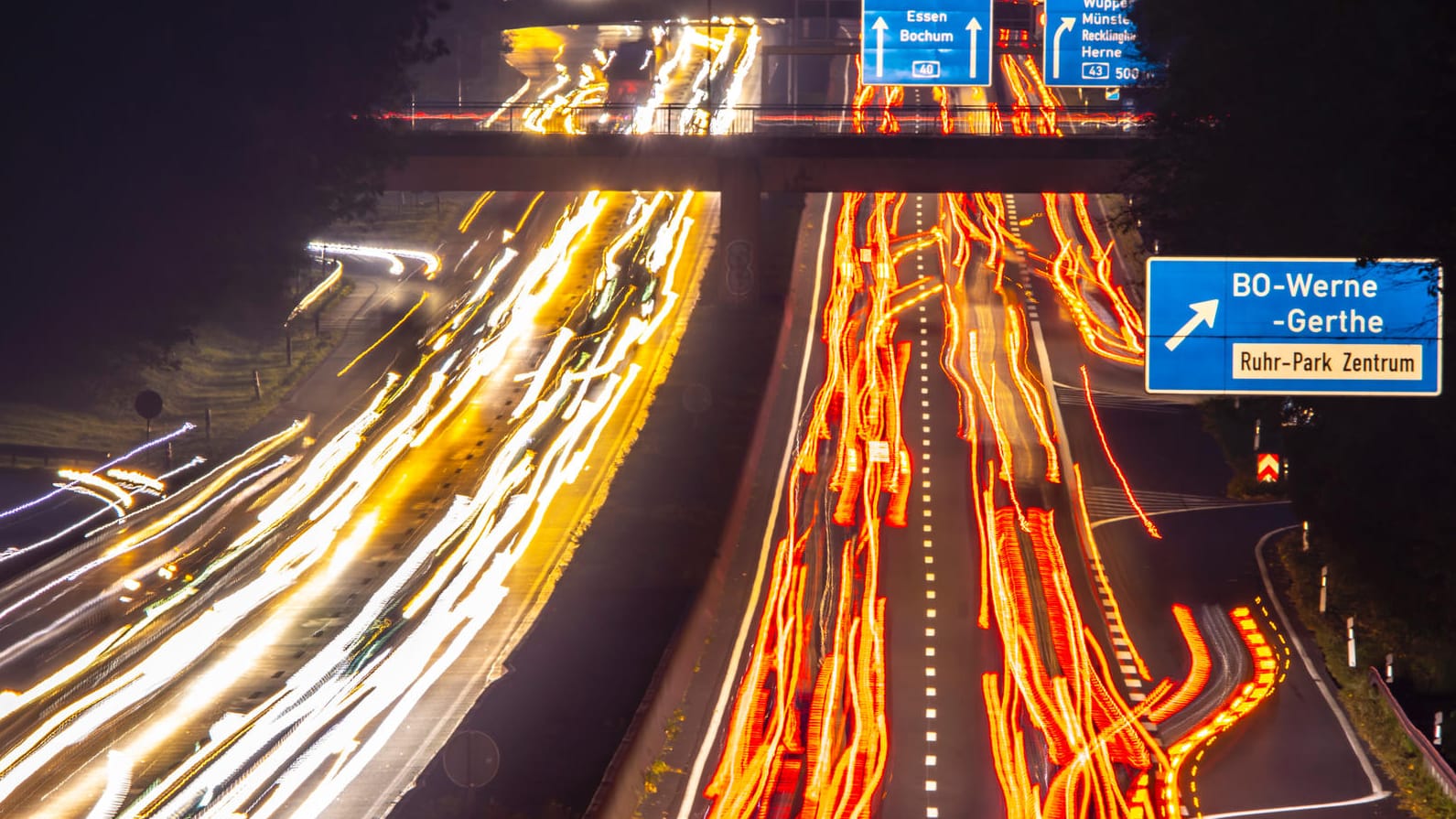 Feierabendverkehr auf der A40 bei Bochum: "Es braucht bezahlbare Alternativen zum Auto mit Verbrennungsmotor". (Symbolfoto)