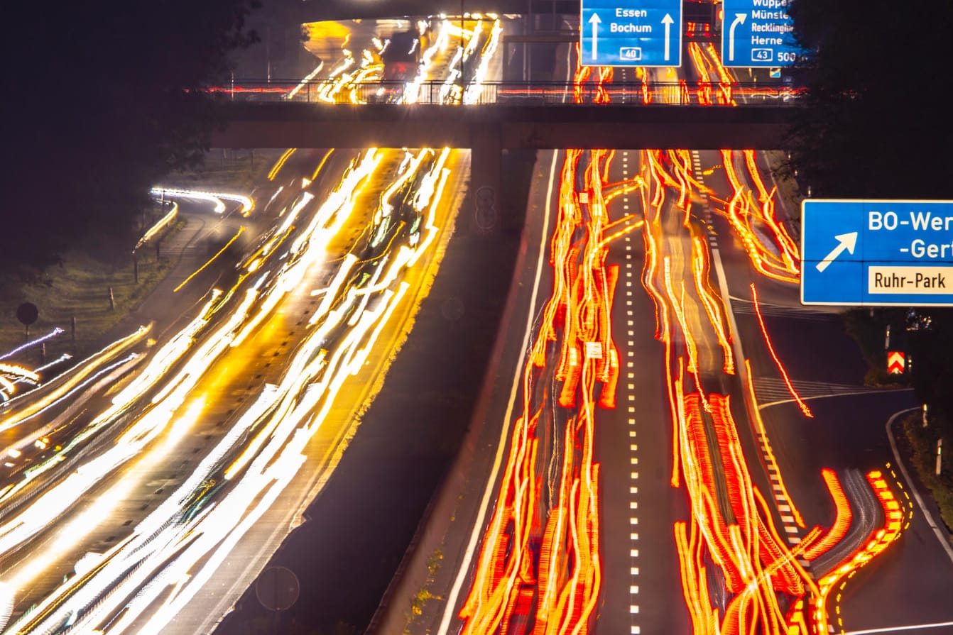 Feierabendverkehr auf der A40 bei Bochum: "Es braucht bezahlbare Alternativen zum Auto mit Verbrennungsmotor". (Symbolfoto)